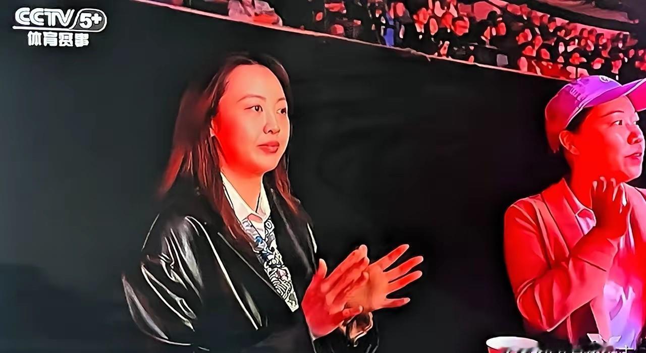 王楚钦vs松岛辉空直播里，镜头狂切的神秘女人，根本不是你猜的运动员！
之前传她是