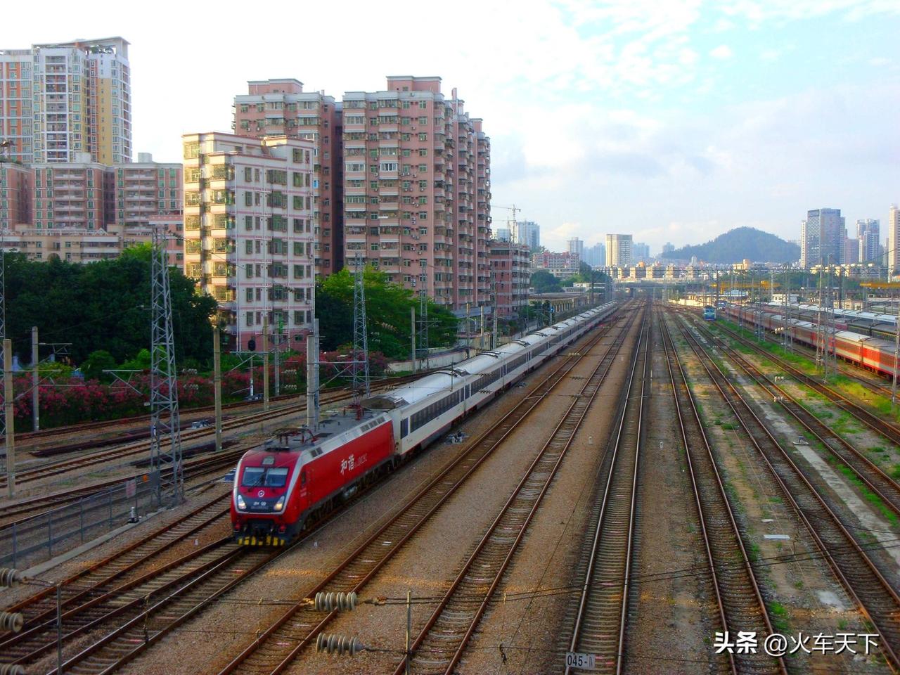 图1是2015年拍摄的北京西到深圳Z107次列车，当时车厢还是原色涂装，图2是2