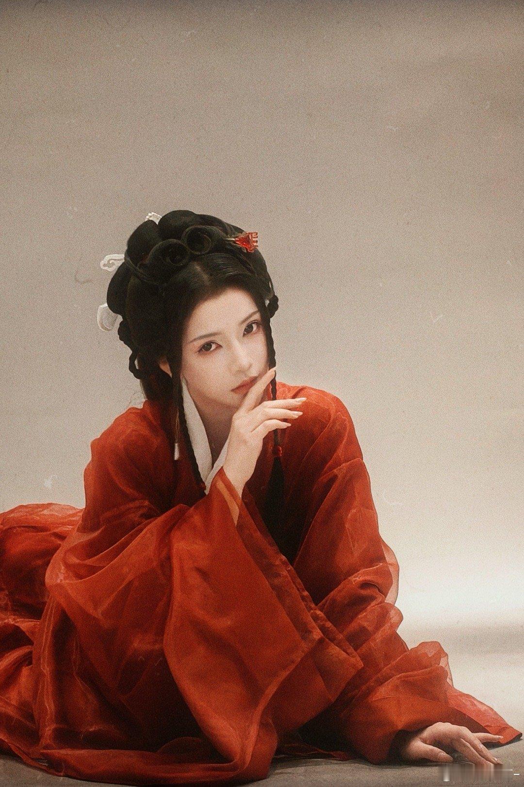 短国苏娥皇  杨紫艺的苏娥皇是短剧美学天花板吧！云鬓金钗间暗藏杀机，朱唇轻启时风