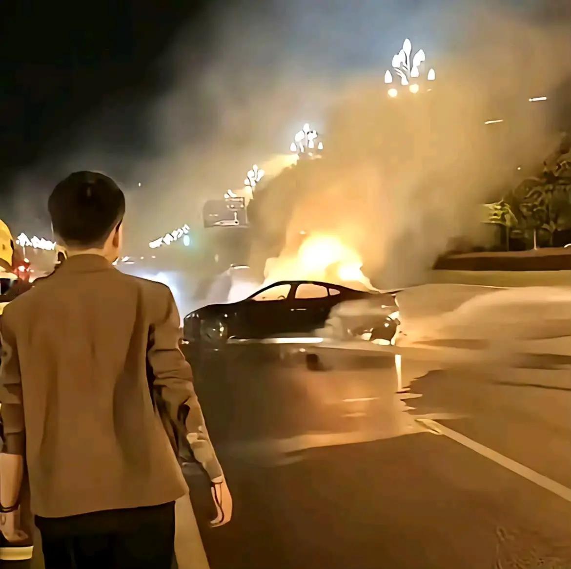 成都icon一辆汽车着火，终于知道那几个人为啥拼了命救人，不是因为多熟络，实在是