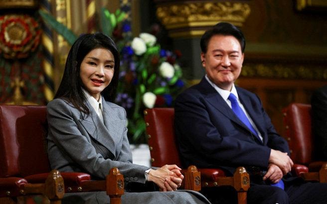 韩国检方指，金建熙长期利用总统夫人身份收受名贵礼物，广泛介入职务任命，卖官鬻爵，