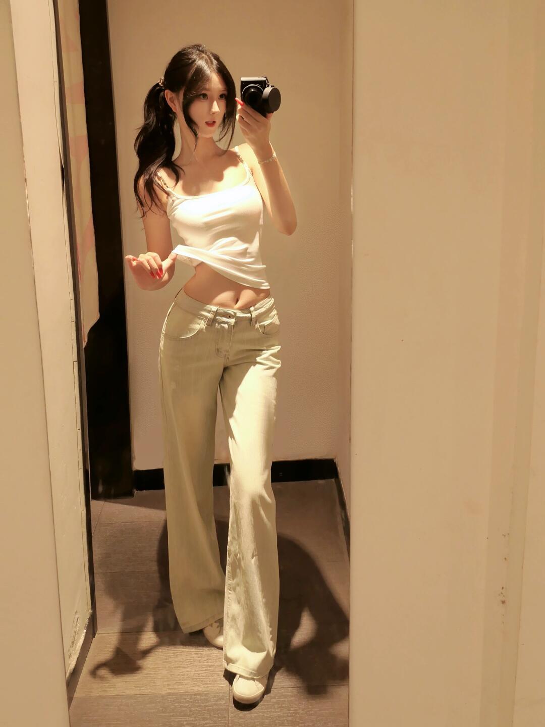 晒图笔记大赛 白色背心+宽松牛仔裤，简约又时尚