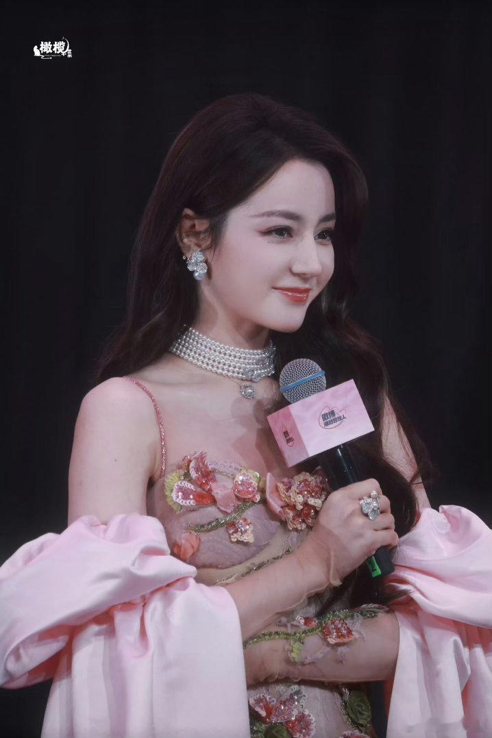 我天呢…热巴见面会开场这套完全就是花仙子来的啊！还有蕾丝眼罩叼花，姐姐太媚了[泪