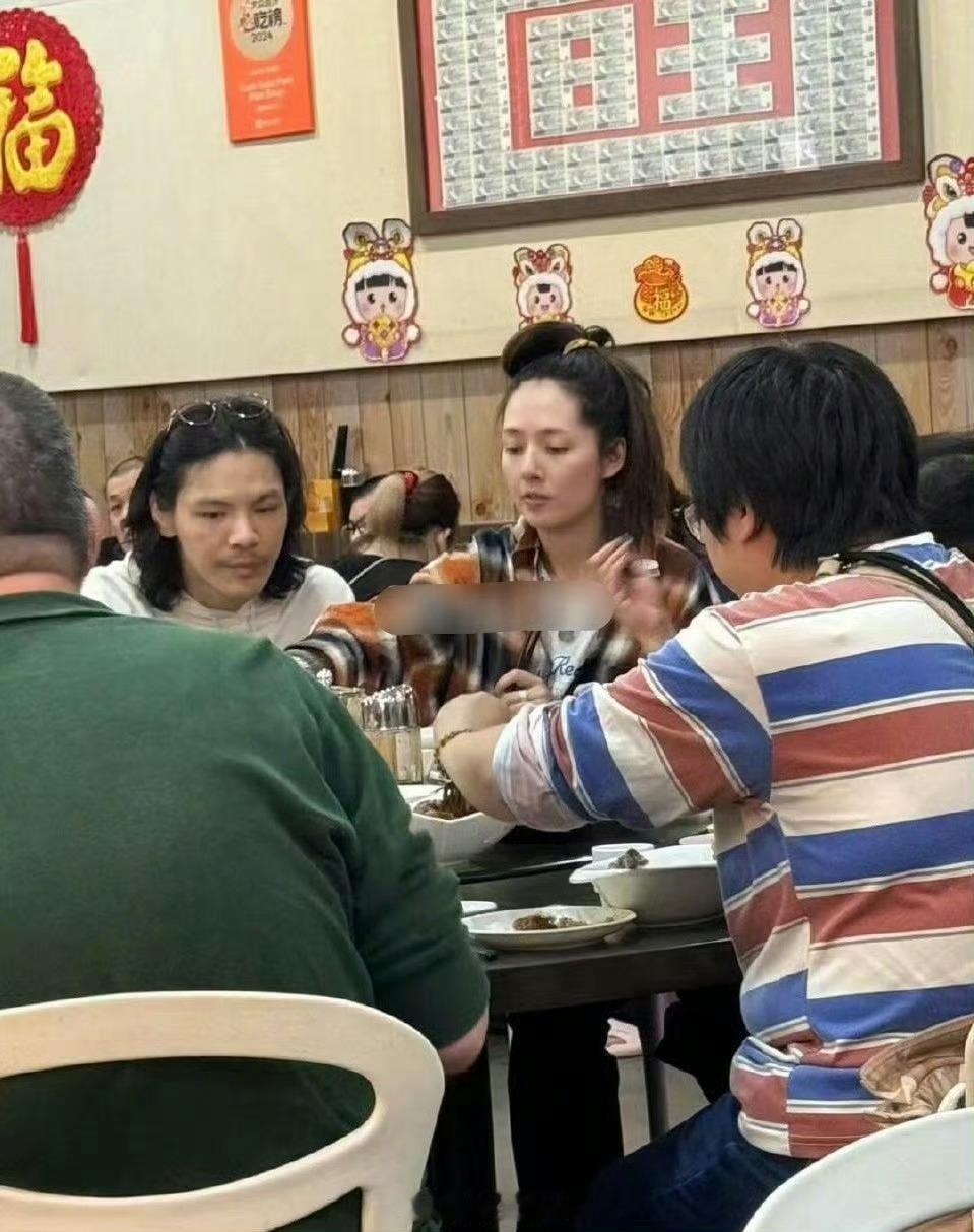 新加坡偶遇郭碧婷向佐一家 女装只是向左挣钱的一种手段罢了 