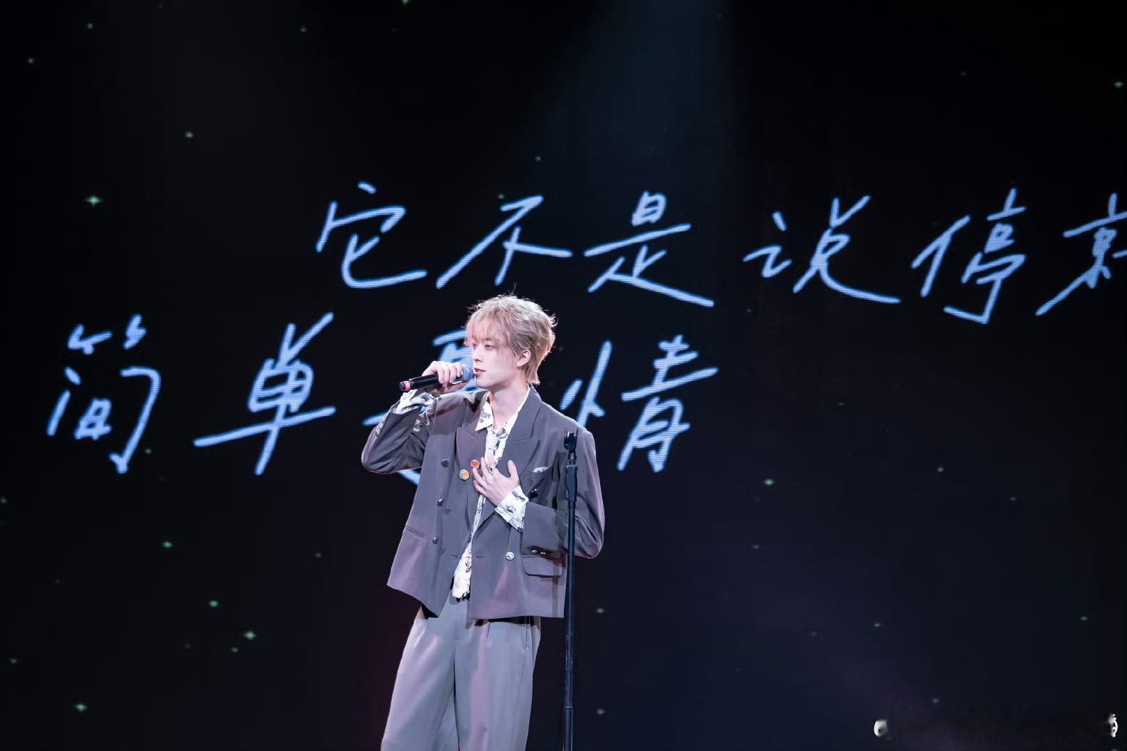 徐新驰清唱十二月的奇迹 徐新驰清唱《十二月的奇迹》，嗓音温暖动人，令人陶醉。在2