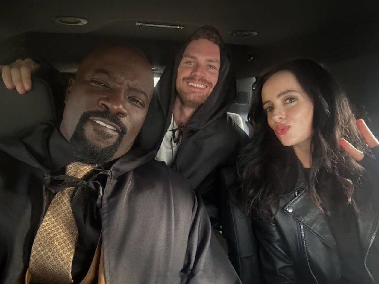 麦克·科尔特、芬恩·琼斯和克里斯滕·丽特在《夜魔侠：重生》第三季片场合照。✌️目