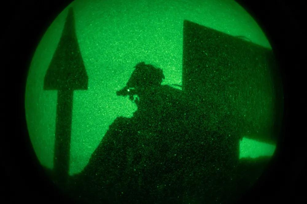 夜间是美军特种作战最好的掩护。
隶属于美军第三海军陆战师，第三侦察营美国海军陆战