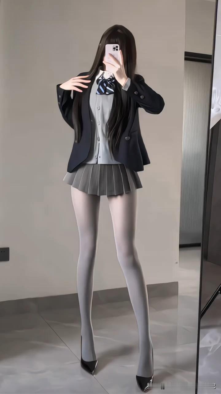 超爱这套“学院轻熟风”穿搭，将甜酷风格平衡得恰到好处。深色西装压制住百褶裙的软萌