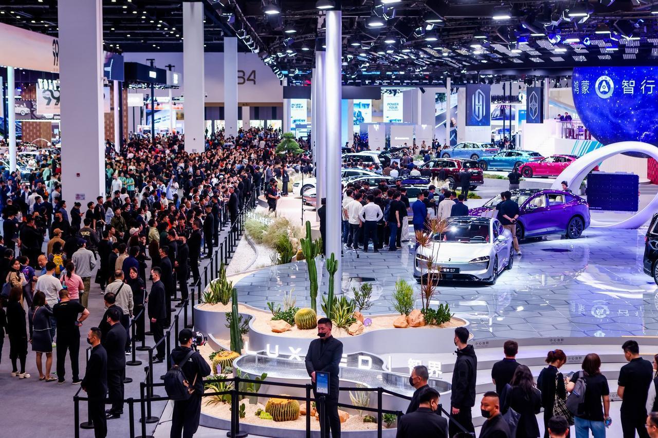 鸿蒙智行的五界亮相，真就为了把车卖给你？
北京车展鸿蒙智行的展台，这次真是热闹。