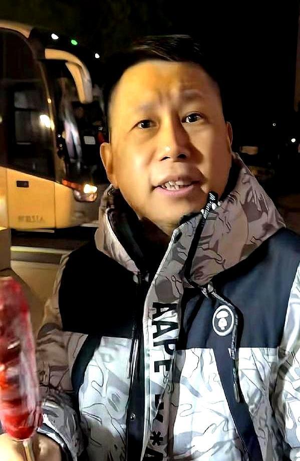 叛徒！
下去！
何沄伟刚踏上曹云金的台子，全场嘘声就像耳光一样抽过来。
他站在那