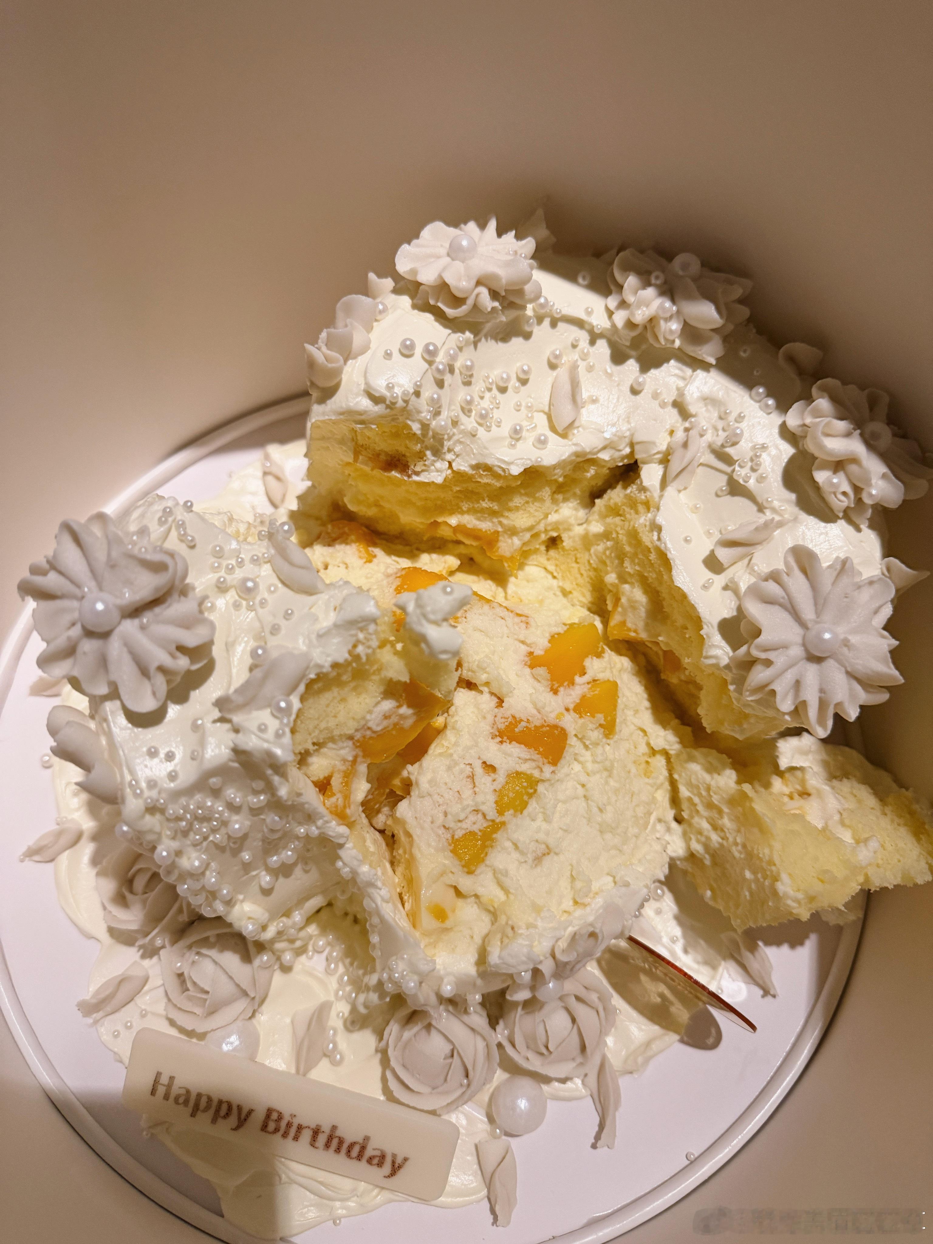 今天朋友提前给我过个生日餐厅把我蛋糕摔得稀巴烂我俩第一反应同时想解决办法