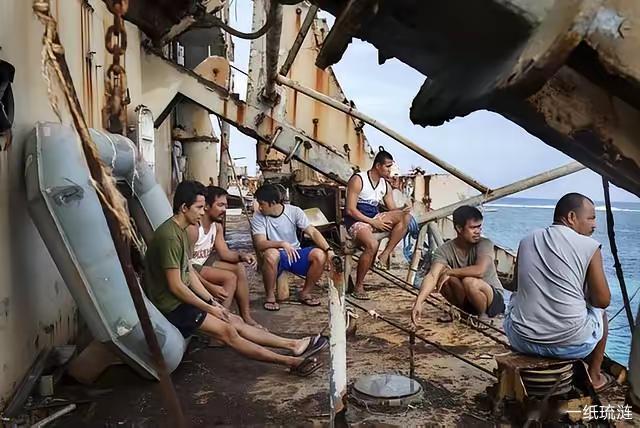 这艘搁浅在仁爱礁的破船，下个月准备被拖走了。因为没有补给，这艘破船的人靠吃闲鱼维