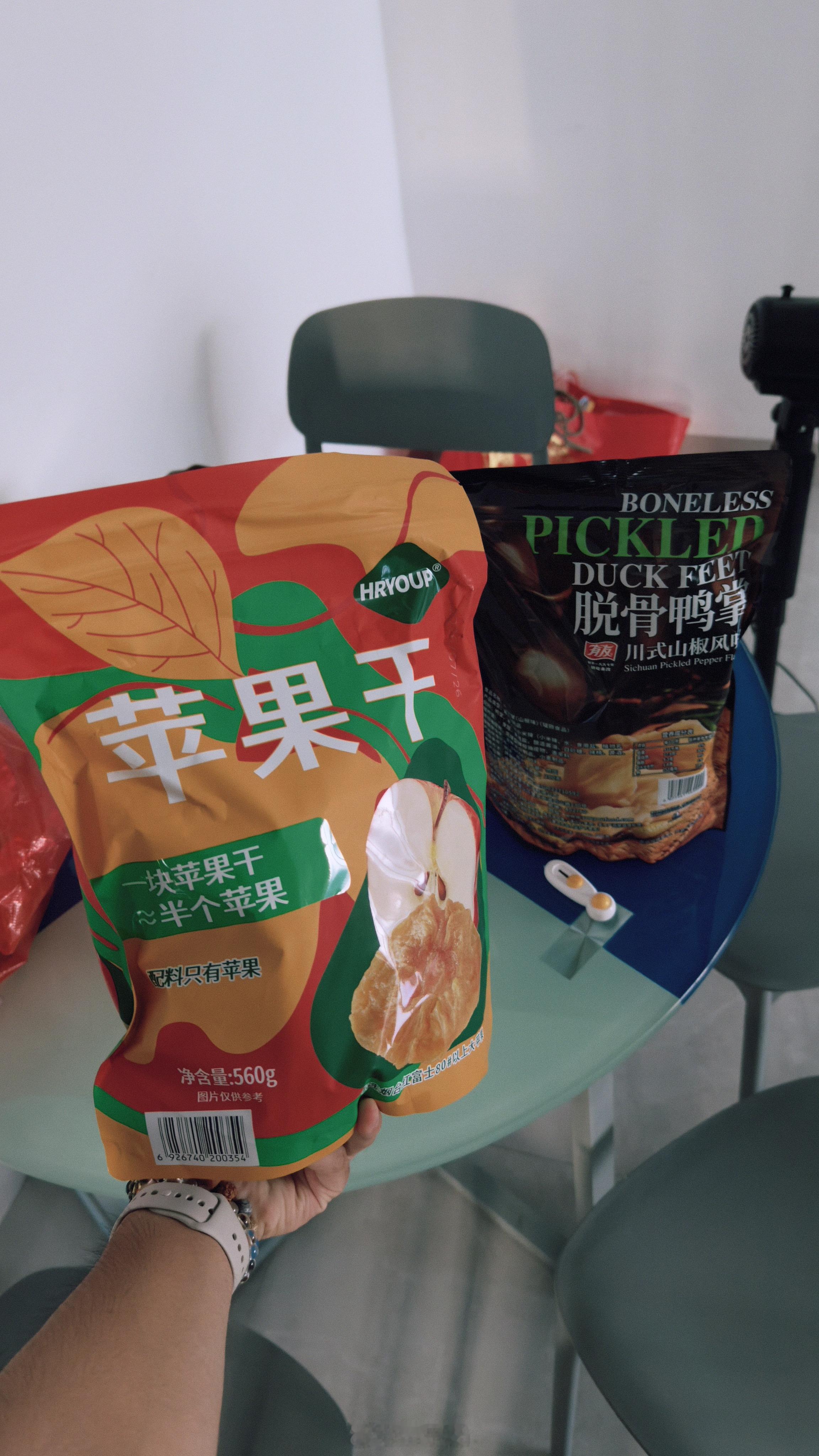 今天把雪糕托管给几个 ee 了两个小男孩背着雪糕去约会了谢谢～ 