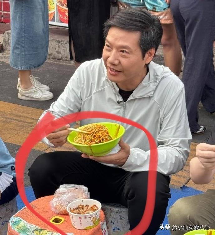 我严重怀疑
雷军在武汉吃早饭
不是为了做营销，也不是搞人设，纯粹就是为了那一口地