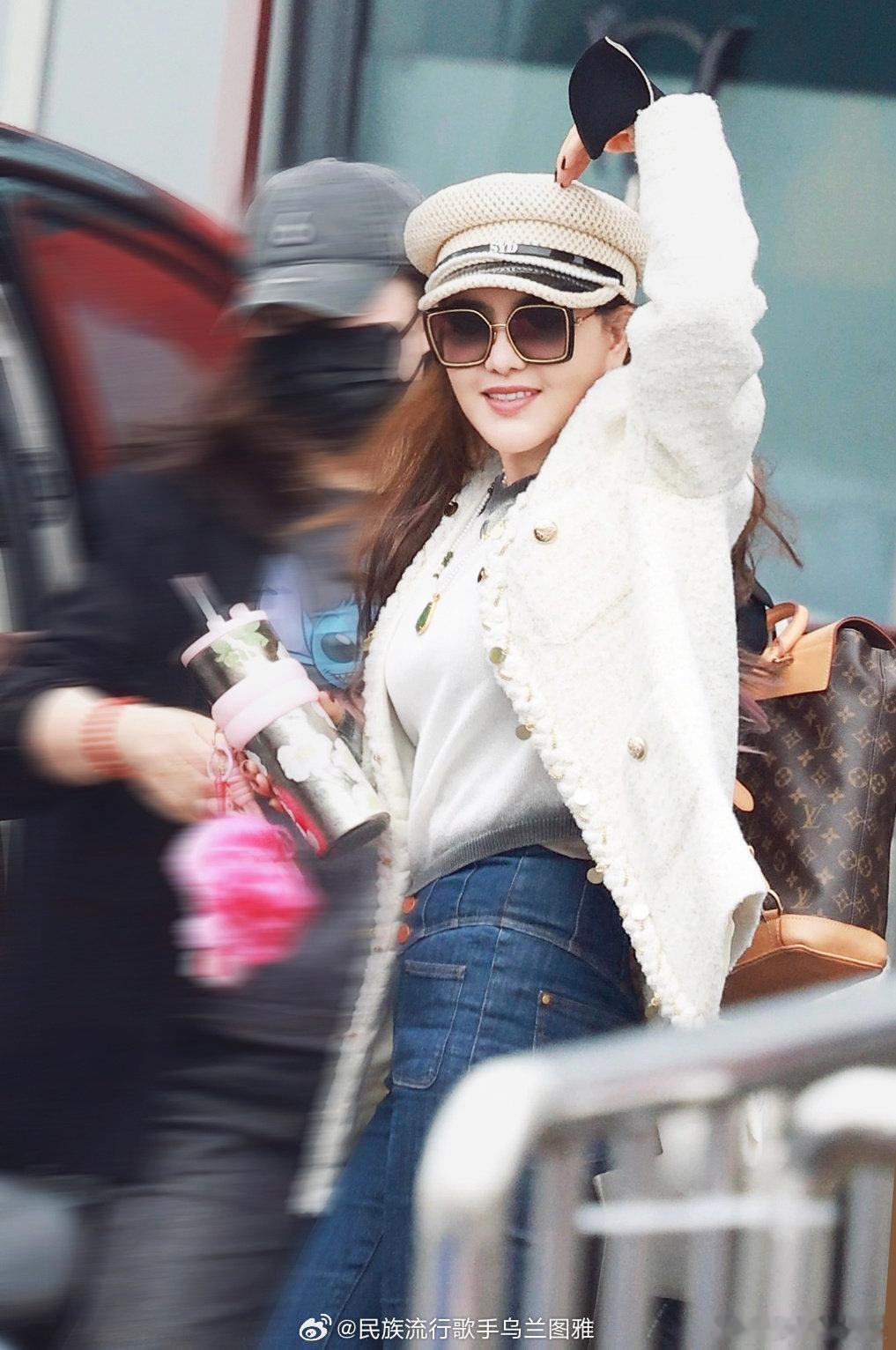 乌兰图雅原来你的二十几岁也在下雨看似轻松的模样，藏着无数个咬牙坚持的日夜，尊重舞