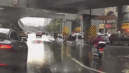 这段时间雨水显得特别多，雨下个不停，走在路上，时常要躲避身边经过的车辆，某些无良