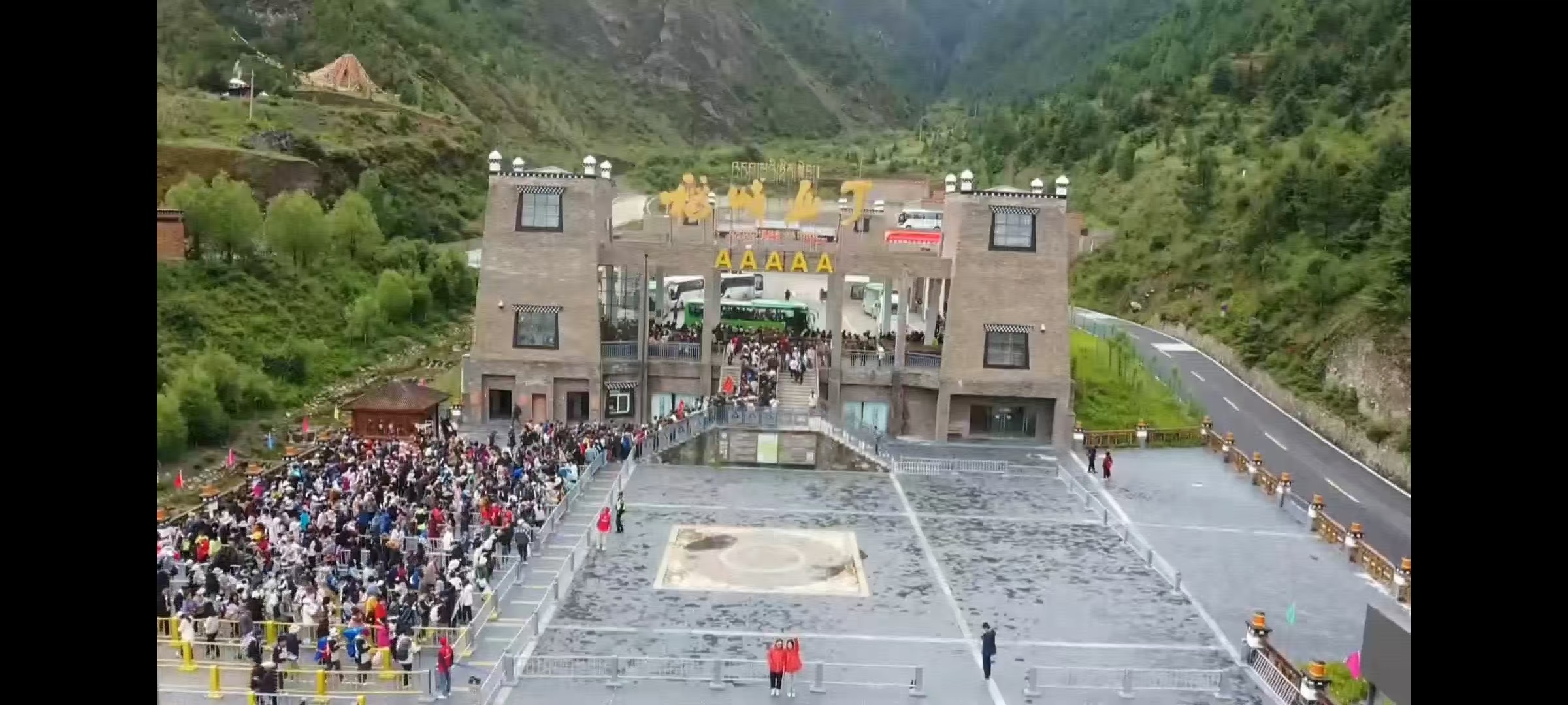 错过一季念想一年 山川秀丽，风景如画。 走进这片神秘的土地，感受藏族文化的传承，