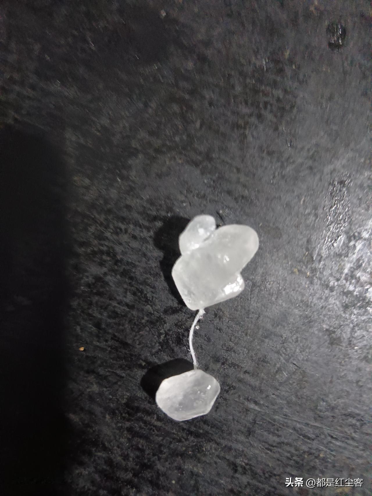 冰糖穿线，这生产冰糖也太不卫生了吧！
买了一包冰糖，准备食用，却发现冰糖里有白色