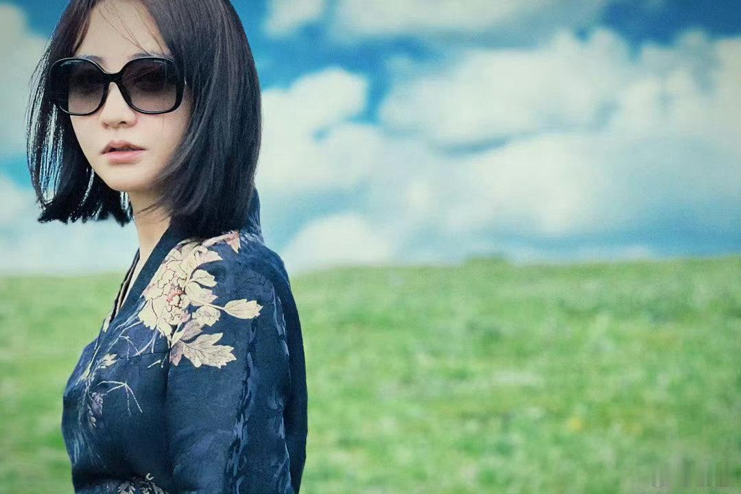 杨蓉4300米山顶大片杨蓉的山野松弛感内心从容自在，走到哪里都自带光芒，姐姐的气