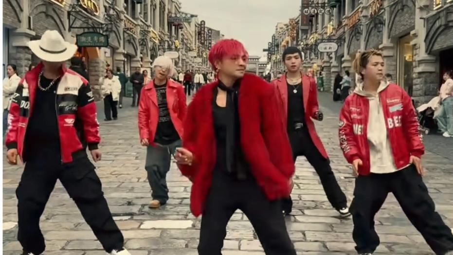 近日，账号“关恒（蹦山咔拉咔）”在网络上迅速走红，被网友亲切称为“云南BIGBA