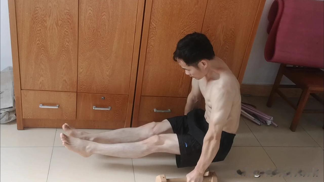 居家健身锻炼
练核心练臂力的几个好动作，我每天都会练一练。
L型撑，很多朋友都练