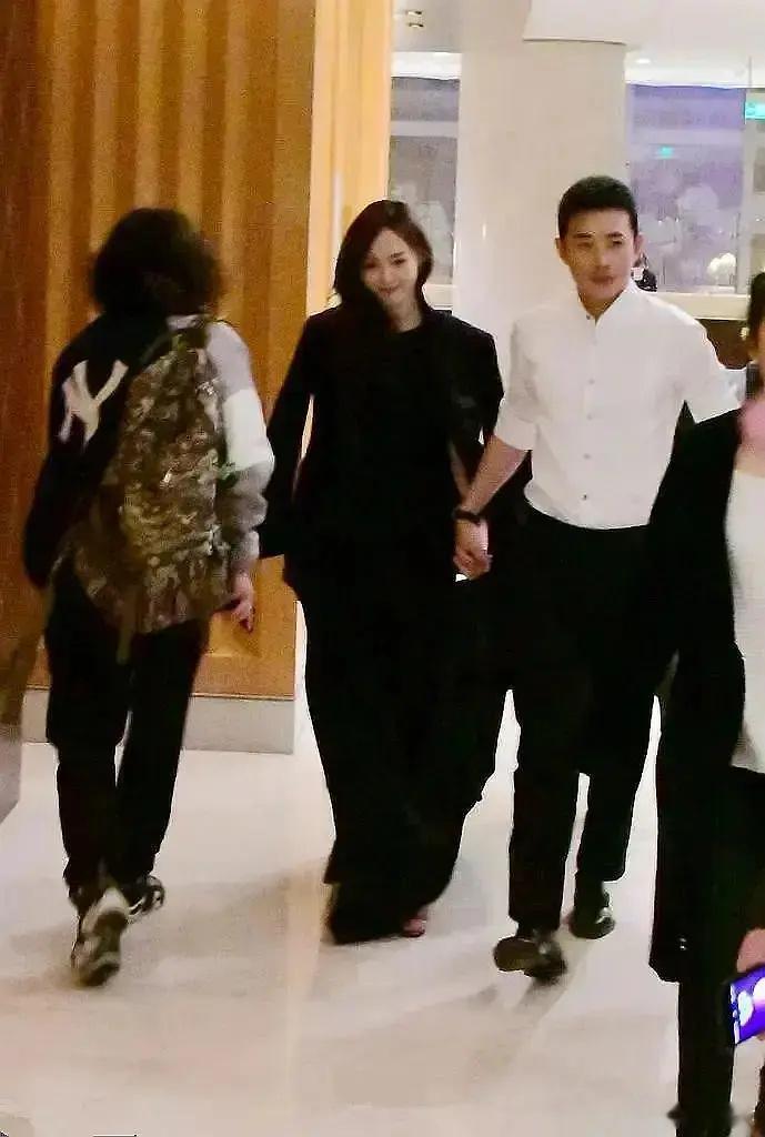 我觉得我糖跟罗晋应该还没离哎，感觉明星夫妻除了极个别的比较突然，其他都是陆陆续续