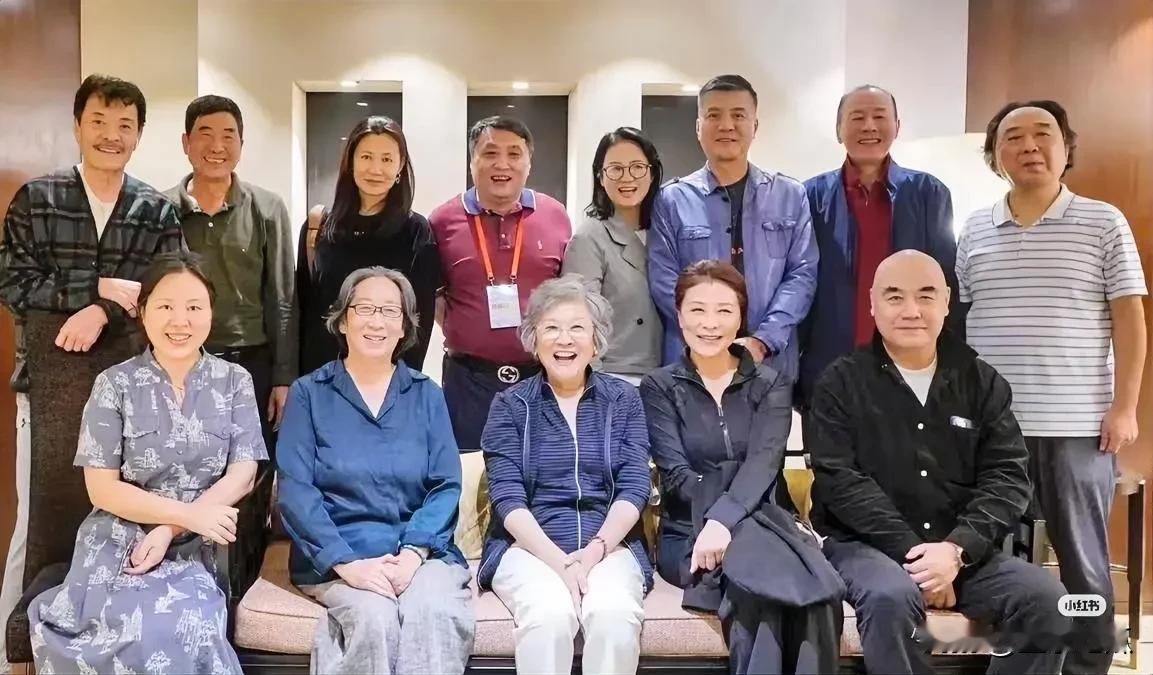 八九十年代爆红的老演员集聚一堂，留下了一张具有纪念意义的一张照片，镜头下的他们虽