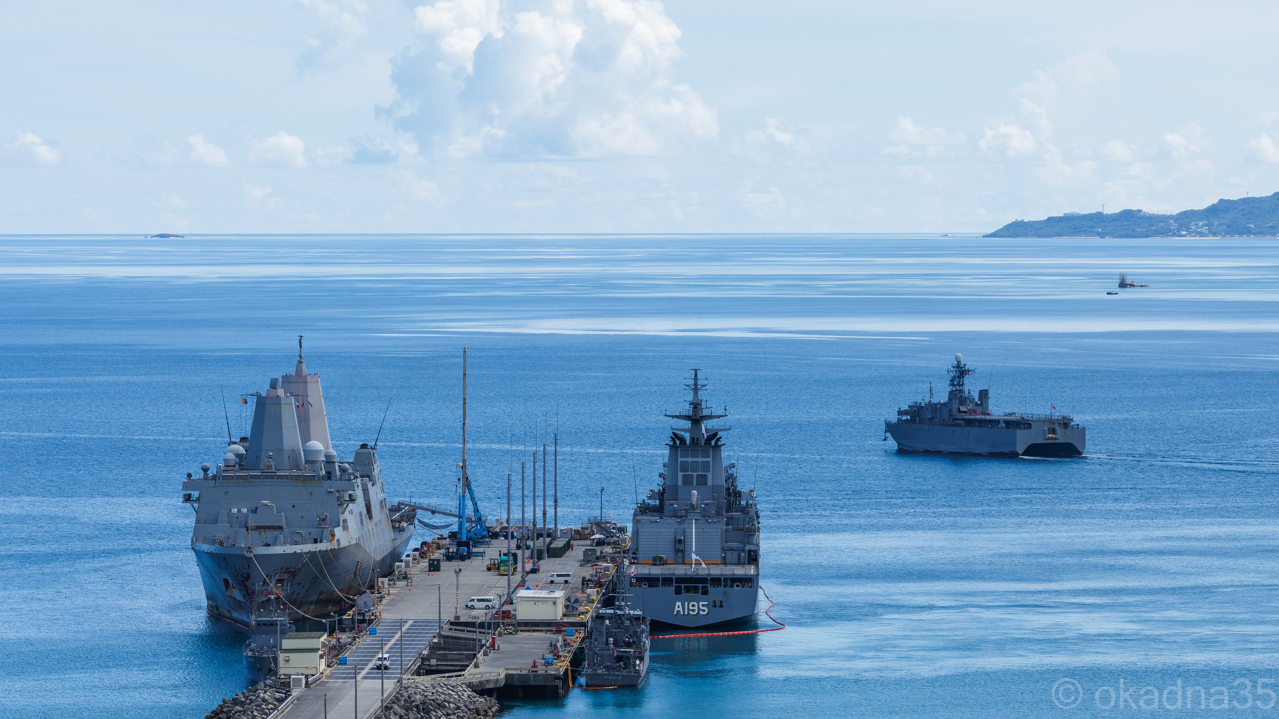 新奥尔良号两栖船坞运输舰USS New Orleans (LPD-18)在白沙滩
