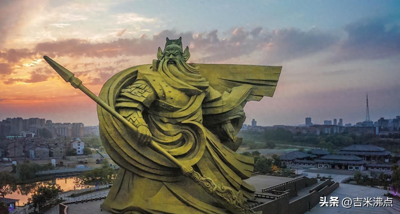 关羽成了武圣，这事听着挺怪，但真翻翻史书，全是人为一步步推上去的。他生前没打赢几