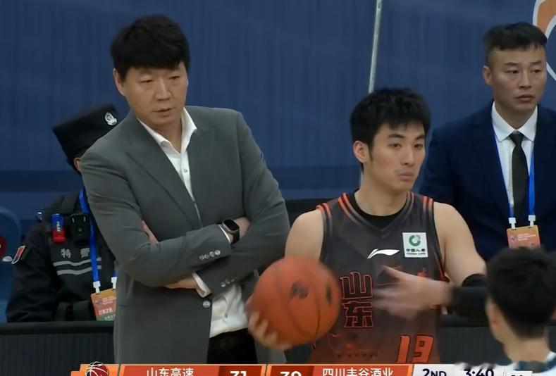 山东男篮领先17分被全华班的四川队打了15比0，只领先2分了，厉害。。 