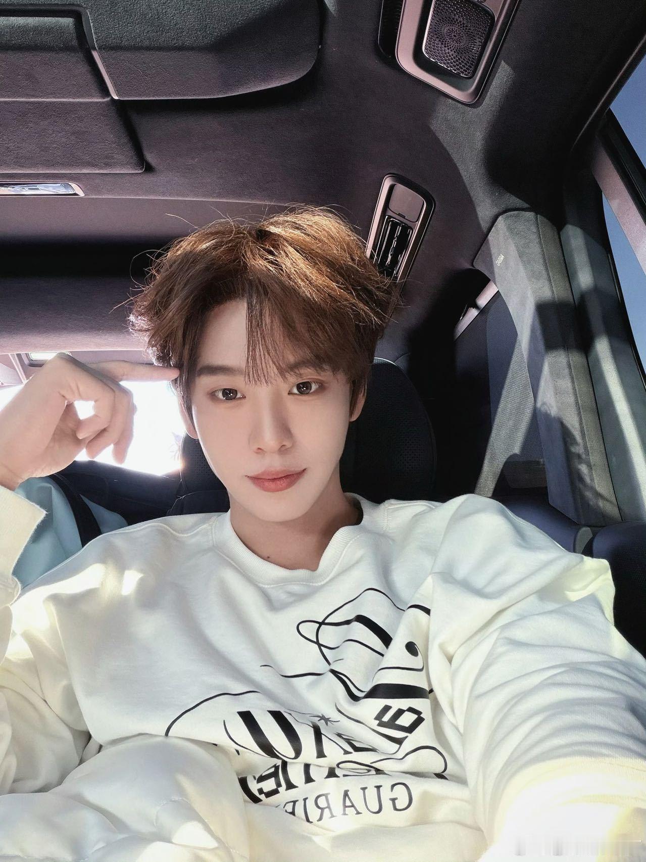 余景天和杜华过情人节别人过情人节搞事业，杜华在情人节这天官宣余景天加入乐华娱乐新