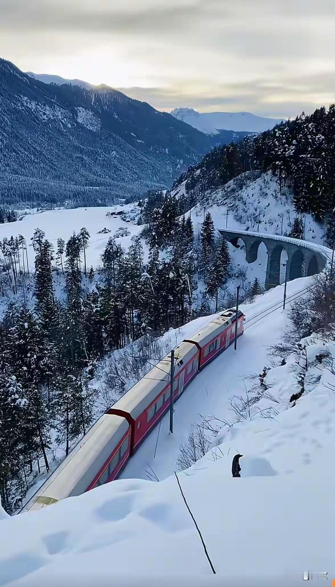 上联:冰封万里江河冷
下联:雪压千山草木寒
横批:雪野苍茫
