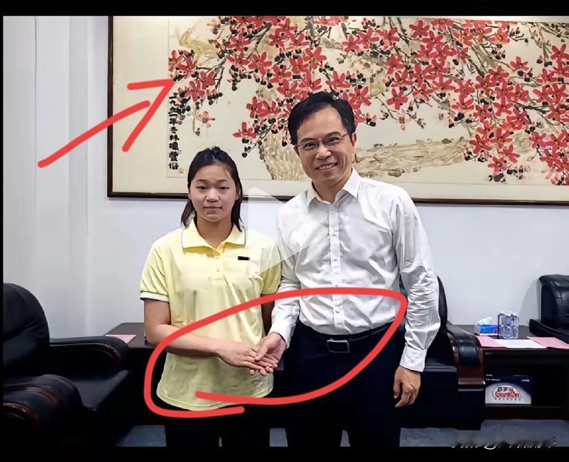 陈联俊教授晒出与全红婵的合影！

留言写道：我也是婵婵的粉丝！

可见陈联俊教授