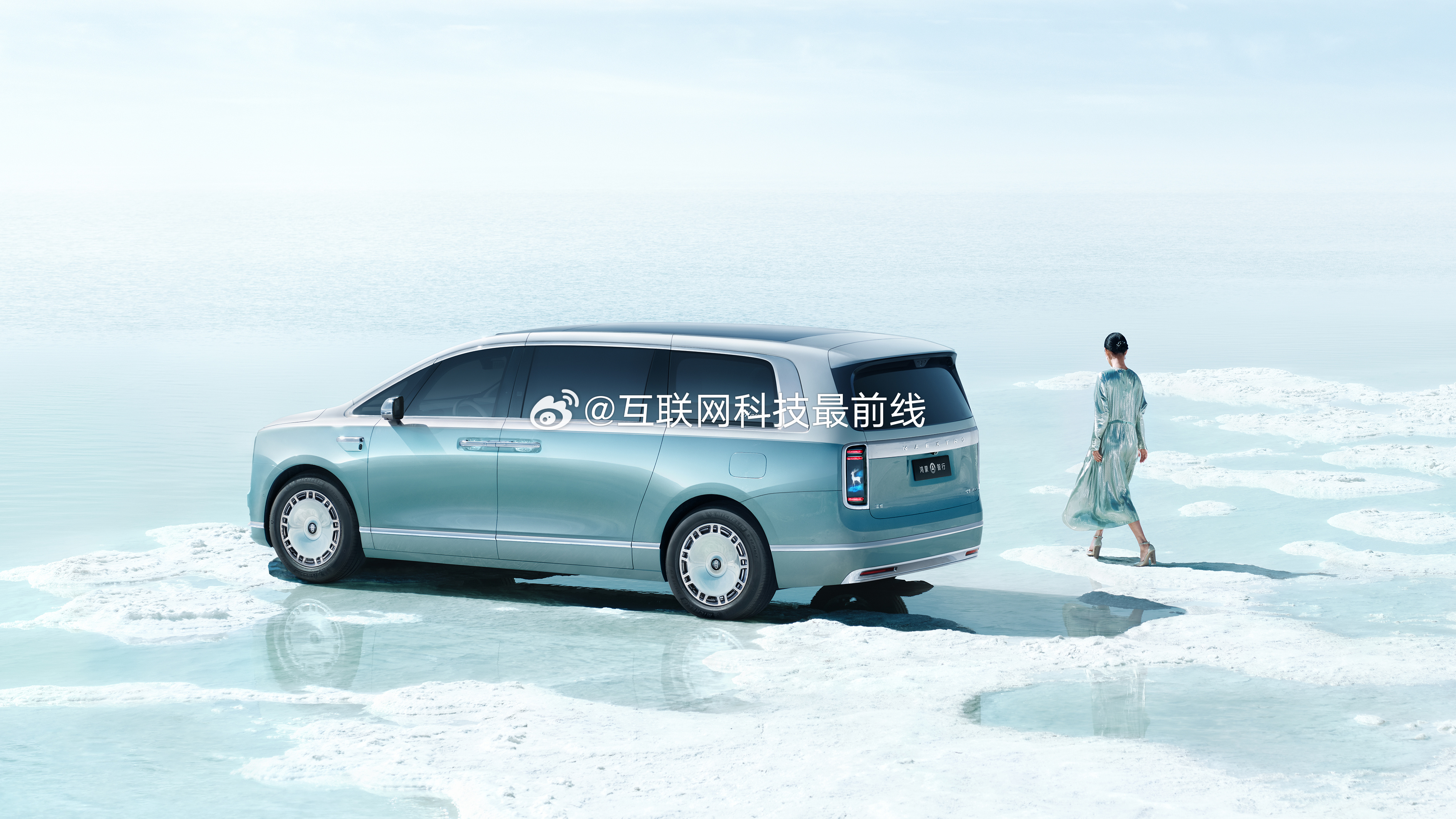 云为顶，天为色。尊界V800  全新「云水天青」配色，汲取山水之韵，将自然意境融