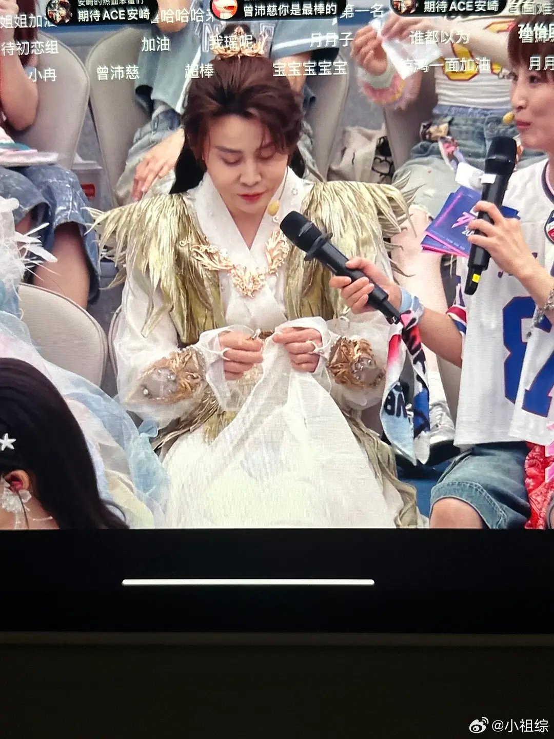王濛发冠造型王濛三公妆造王濛三公妆造是接了长发！！这个发冠造型有点太好看了吧 
