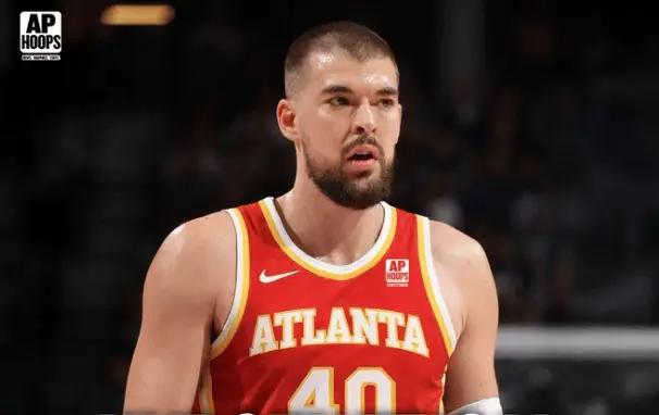 哪怕是去年的祖巴茨，也顶多比现在好一点点，因为祖巴茨跟哈登的外线防守弱环就决定了