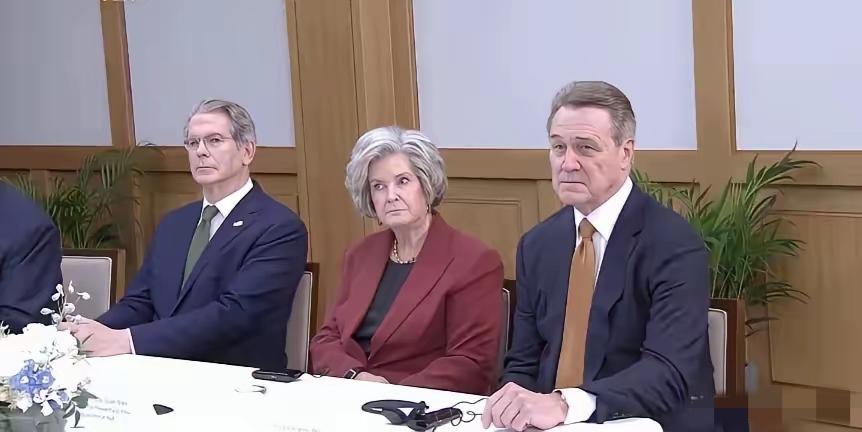 这就是西方面对中国崛起的真实写照！中美釜山会晤上，那位美国女士满脸的

不服气藏