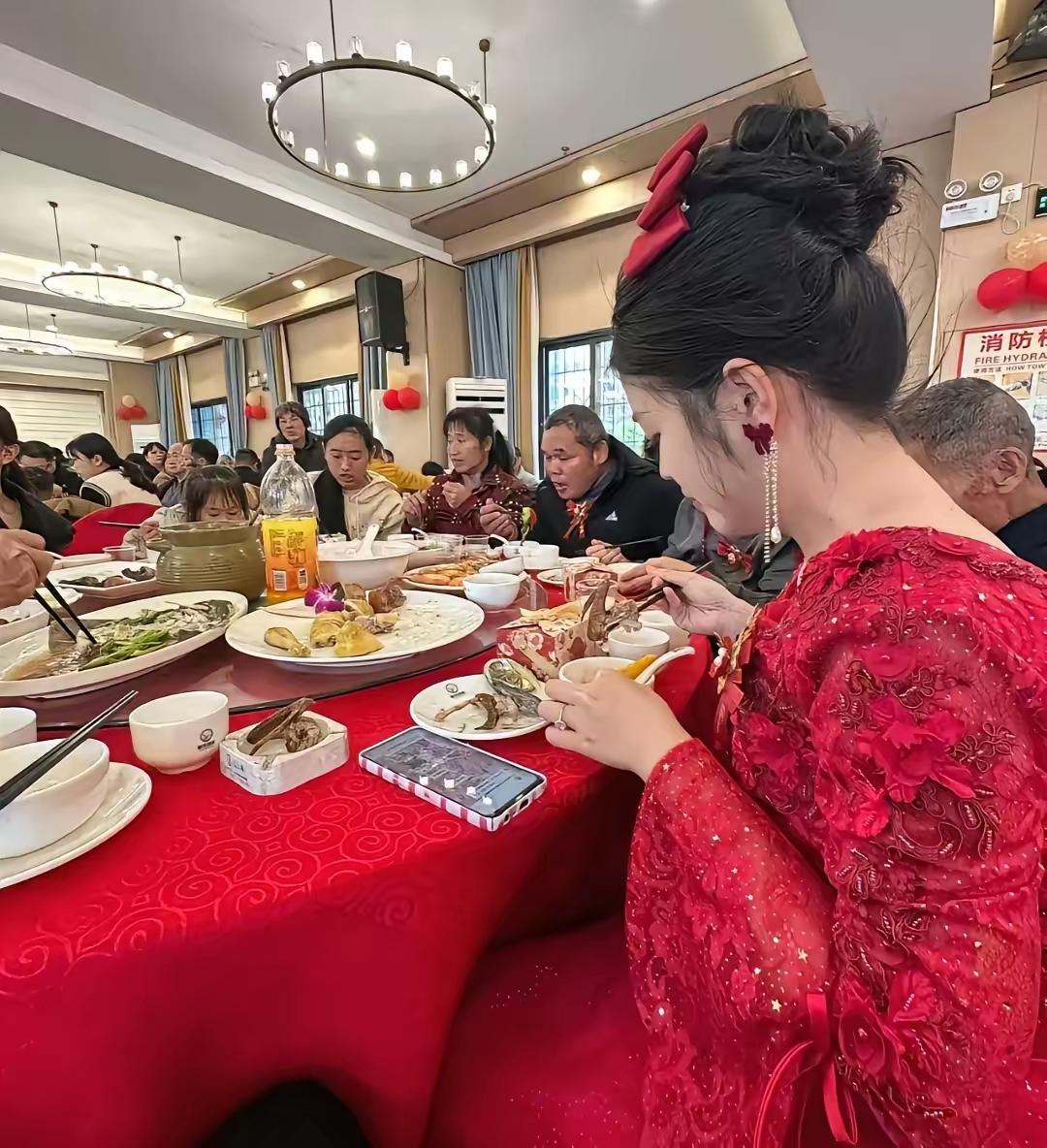 无锡的这场婚礼，直接撕开了资本遮羞布口子！

五一节参加无锡同学婚礼，全程没有迎