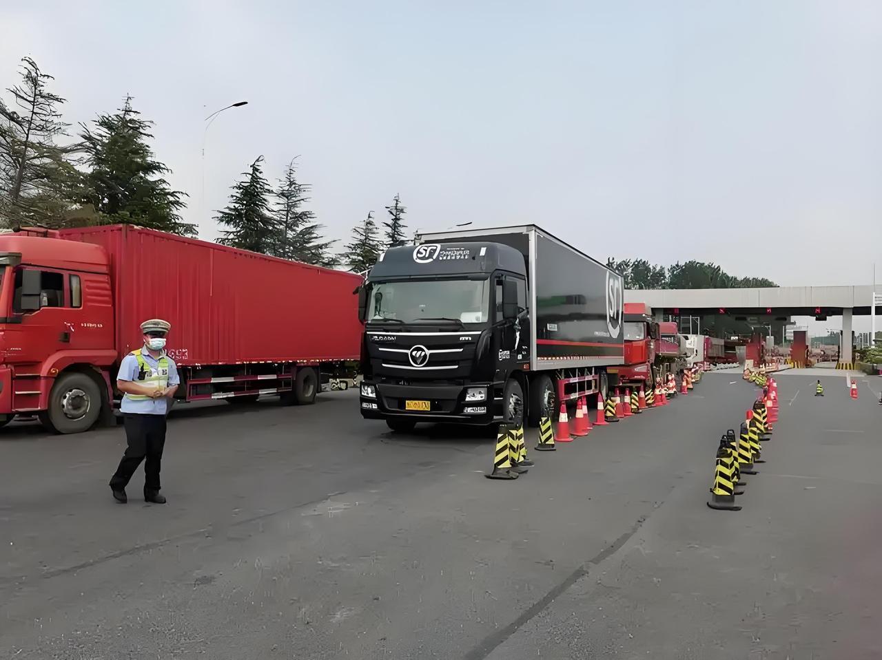 【悲剧再一次提醒：检查货物不能靠“自己”！货车司机意外身亡，网友怒了：这操作也太