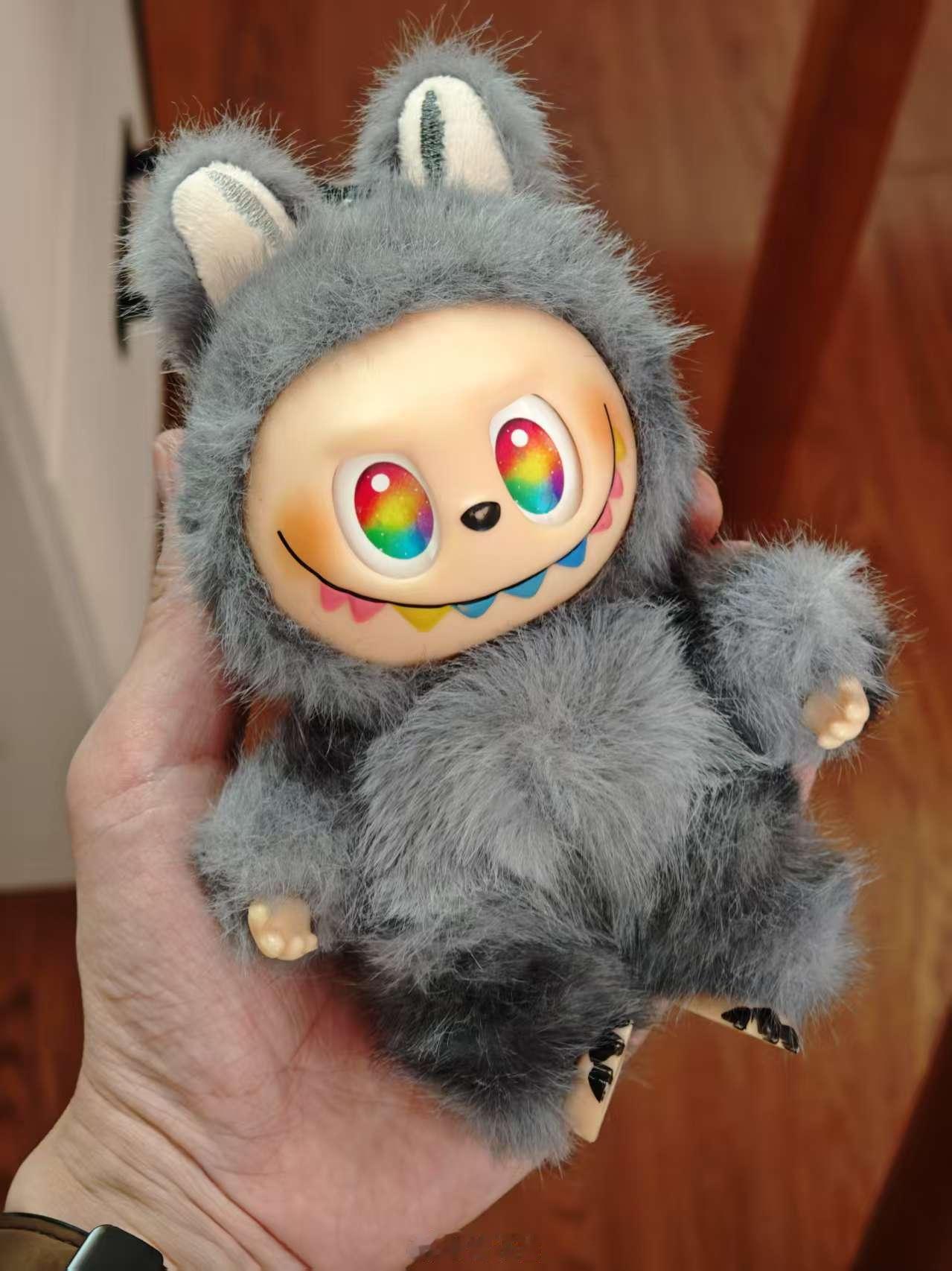 前几天的拍照道具就有一只 LABUBU。这个外观挺 ... 别致的。纯炒作出来的