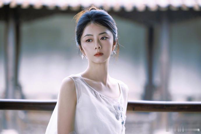 谭松韵白裙氛围美女谭松韵古雅诗意美人谭松韵这身白裙造型绝了！纱裙轻盈有仙气，盘发