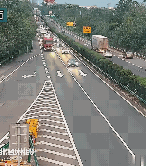 女司机说她的“理由”时，理直气壮。这样子在高速上虽意变道停车，的确是害人害己。