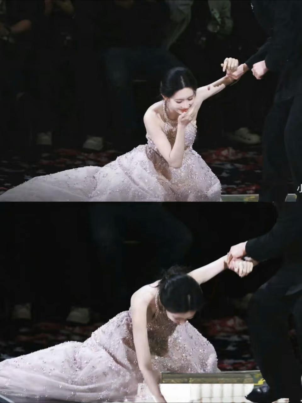 这张图直接封神！2025星光大赏的这个瞬间，慌乱又温柔，堪称年度名场面✨