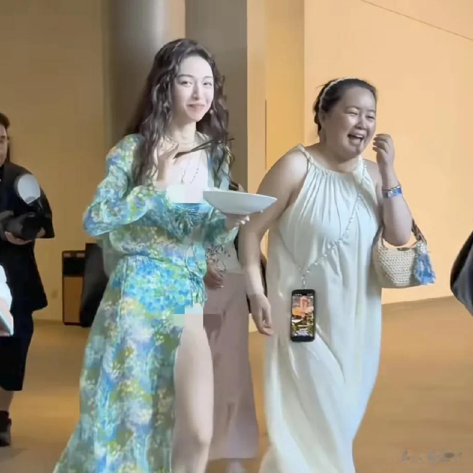 钟楚曦边走边吃，