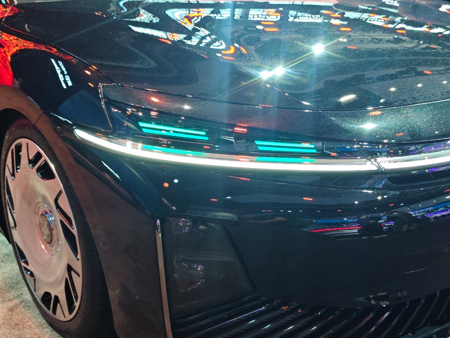 昊铂A800这套内饰还是挺豪华的早上看了一遍外观，中午发布会之后，可以看内饰了。