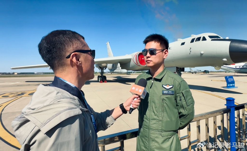 他是轰-6K飞行员张晓宾，他是一名“菜鸟”，但他说希望尽早达成人机合一状态，在未