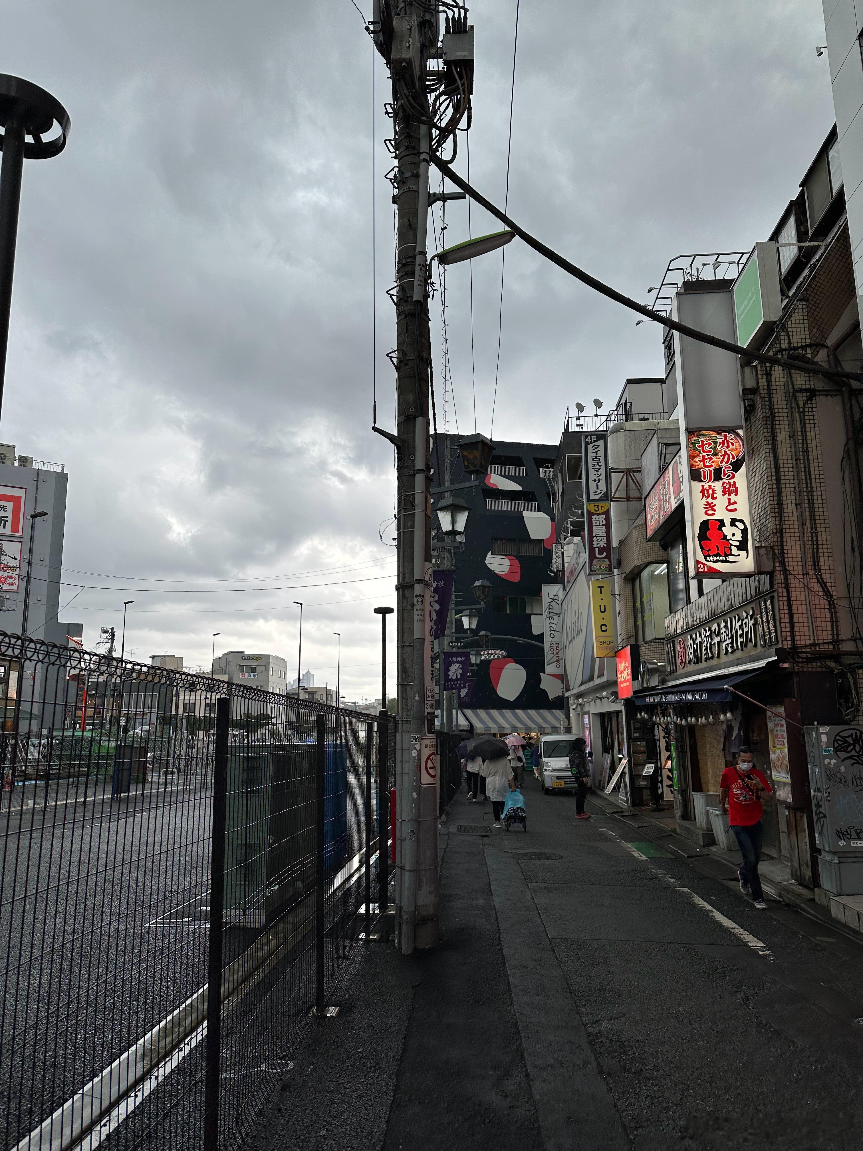 下北沢真的没啥意思[摊手]vintage挑起来太费劲需要花一整天泡在这[摊手]关