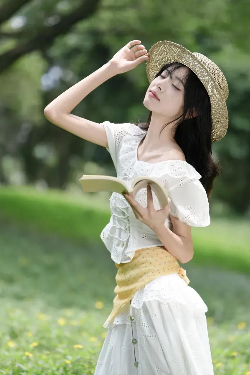 我们在花的季节，不要辜负花的绽放分享小姐姐的美照