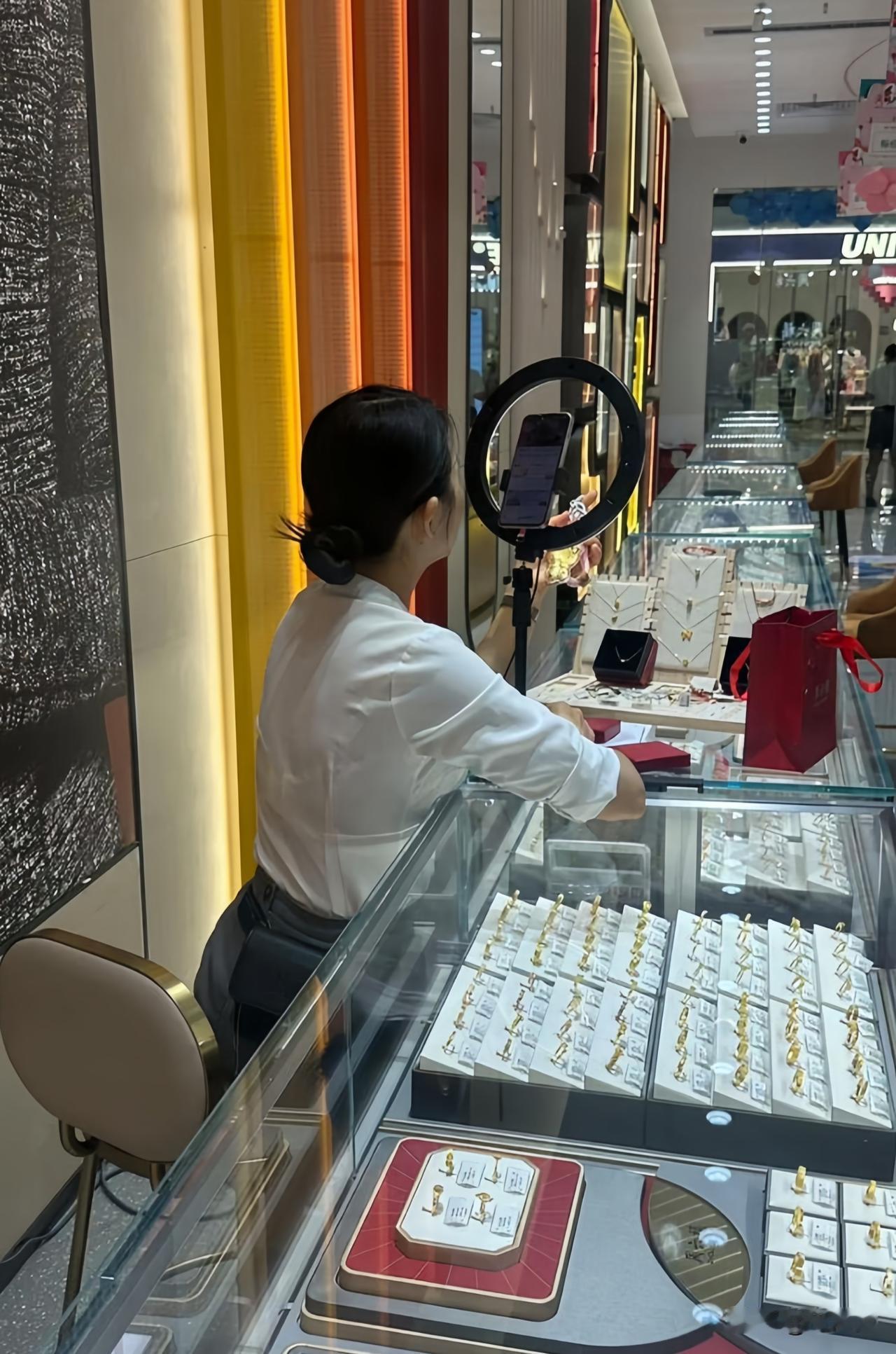 “周六福被罚739.75元”上了热搜，很多人的第一感觉是，区区700块对于一家大