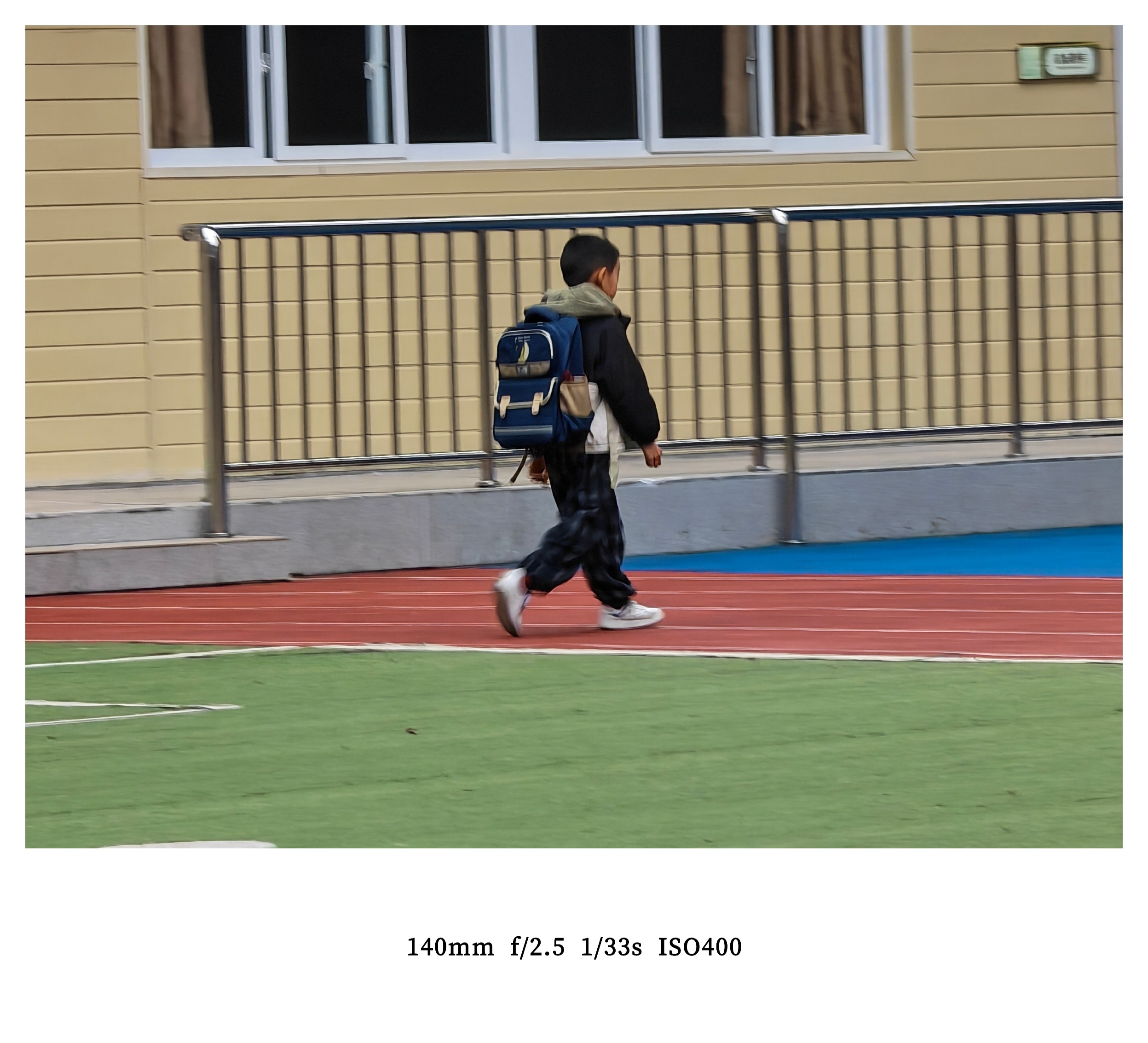 每次送小家伙上学，看着他小小的背影，就还挺难受的，感觉他一下子就长大好多了！ 